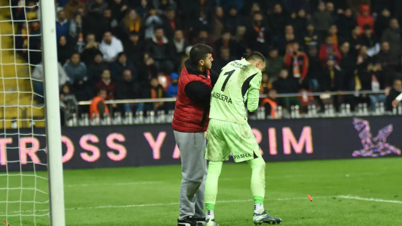 Türkiye’de bu da oldu! Kayserispor-Galatasaray maçında ilginç anlar