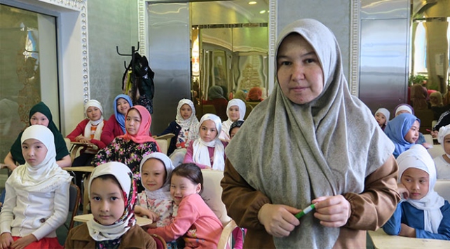 Türkiye'de eğitim aldı, Astana'da İslam'ı öğretiyor