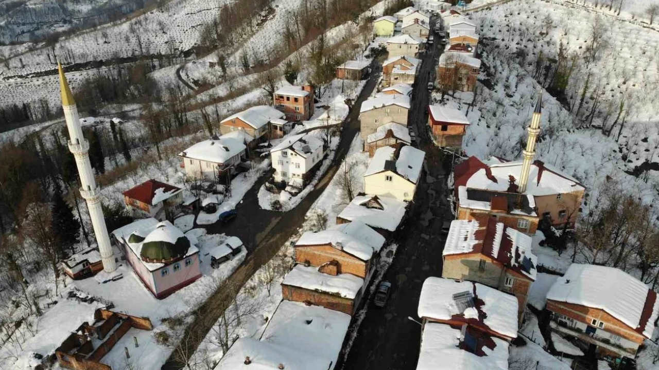 Türkiye’de eşi benzeri yok: Bir adımla il değiştirip, 1 dakika farkla iftar açıyorlar