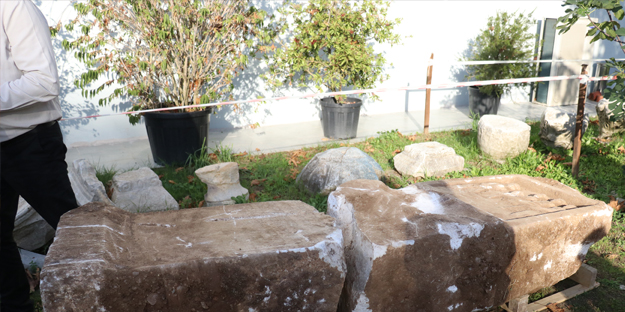 Türkiye'de inşaat kazı çalışmasında Roma döneminden kalma 1800 yıllık mermer stel bulundu