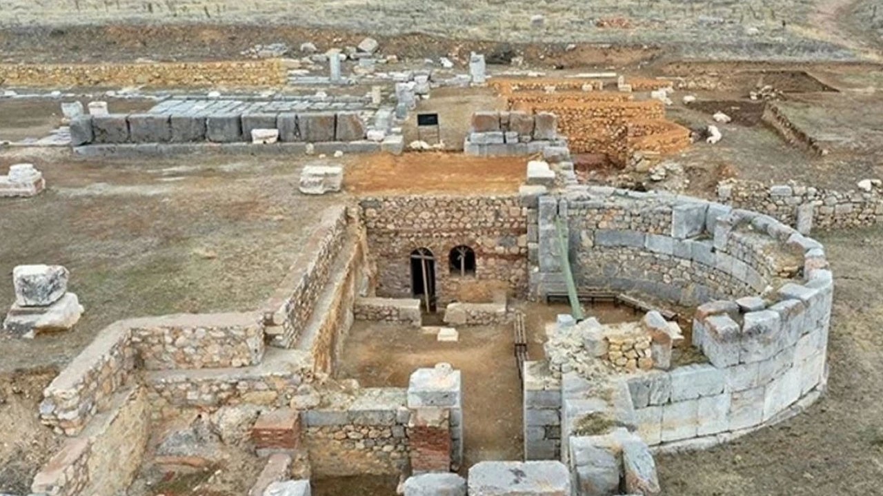 Pisidia Antiokheia'da kanser hastalığına karşı yapılmış taş muska bulundu