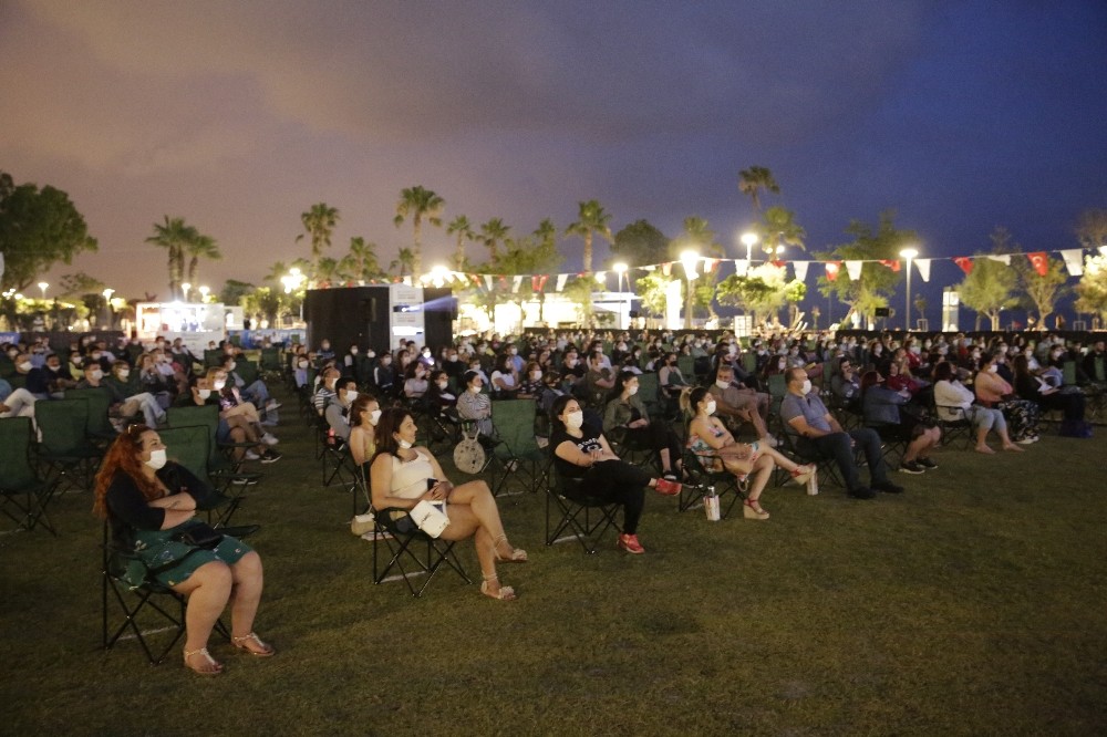 Türkiye’de korona sonrası yıldızların altında ilk açık hava sineması 