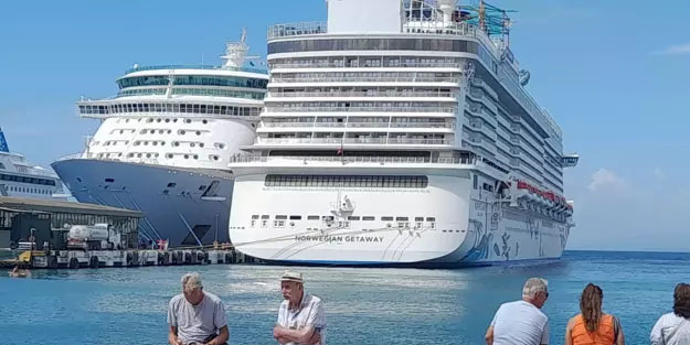 O bölgeye yoğun ilgi var: Dört gemiyle denizden toplam 10 bin turist akın etti!