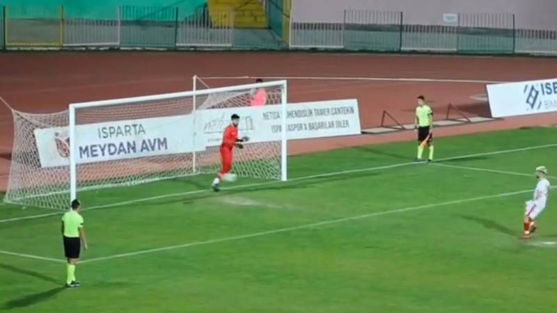 Türkiye'de skandal görüntü! Kalecinin penaltı atışlarındaki hareketleri şok etti