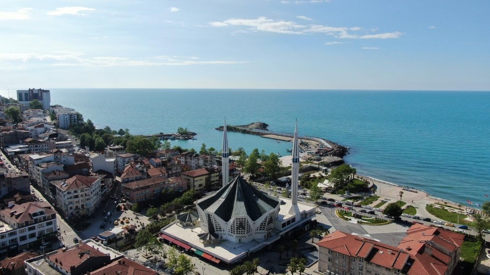 Türkiye’de tek olan Akçakoca Merkez Cami Cuma namazına hazırlandı 
