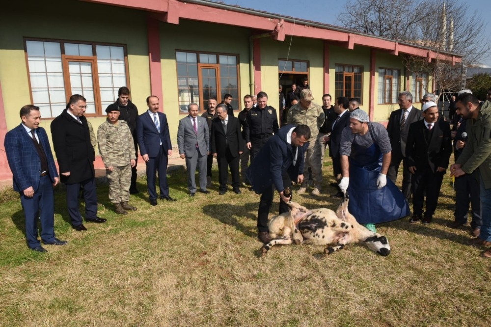 Türkiye’de yaşanan olayların son bulması için kurban kesildi 