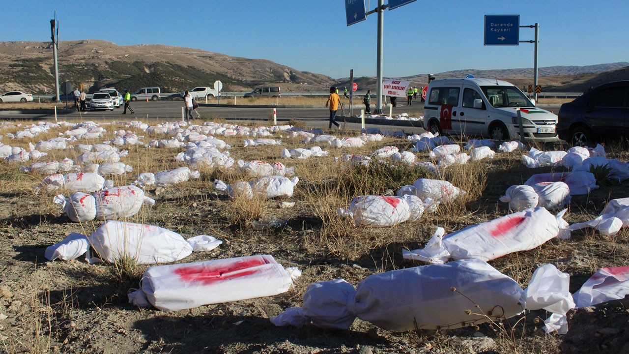 Türkiye'deki askeri üsse kefenlenmiş kanlı bebek maketleri bırakıldı