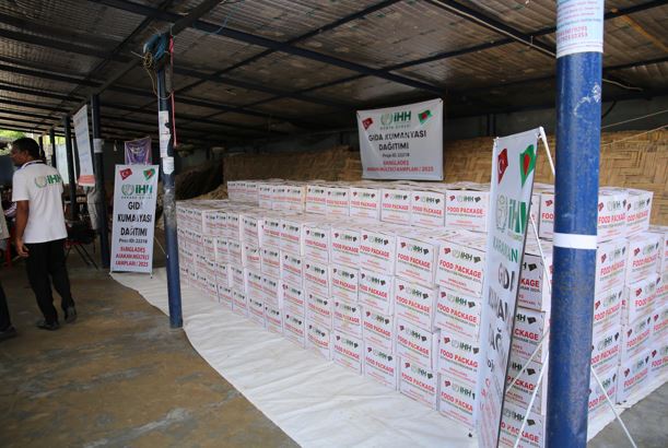 Türkiye’den Arakanlı mültecilere yönelik yardımlar devam ediyor