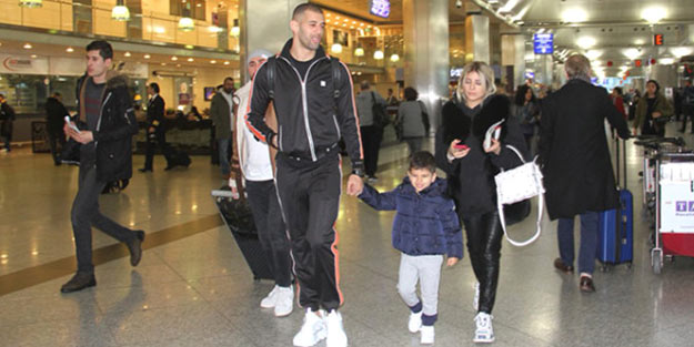 Türkiye'den ayrılan Slimani mendil satan çocuğa harçlık verdi