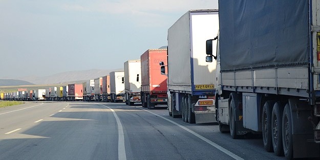 Türk TIR'ları sınırı geçti