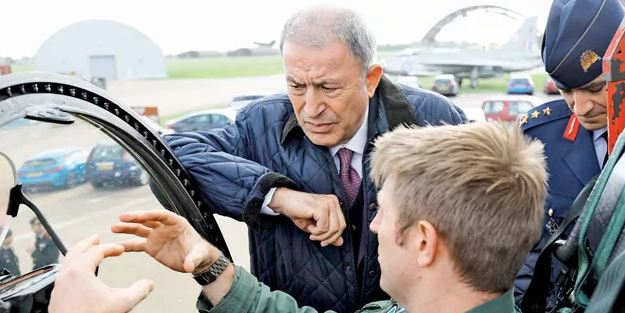 Türkiye'den Typhoon hamlesi! Bakan Akar 'Eurofighter Typhoon' savaş uçağında inceleme yaptı! F-16 için alternatif mi?