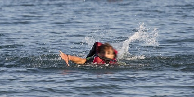 Türkiye'den Yunanistan'a yüzdü