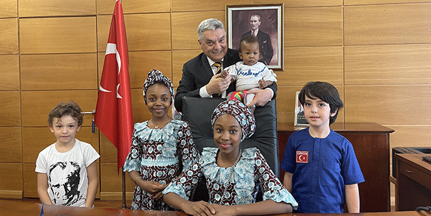 Türkiye'nin Abuja Büyükelçisi Bayraktar koltuğu çocuklara devretti