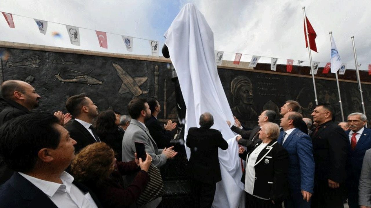 Türkiye’nin dibinde kıyamet kopuyor… "Esed’le görüşelim" diyen cahiller hala heykel peşinde koşuyor