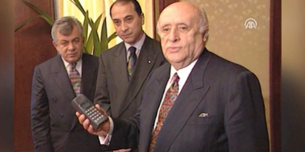 Türkiye’nin dinlenemeyen ilk cep telefonu ASELSAN’a yapılan ihaneti bir de böyle izleyin İçimizde ne çok hain varmış meğer…