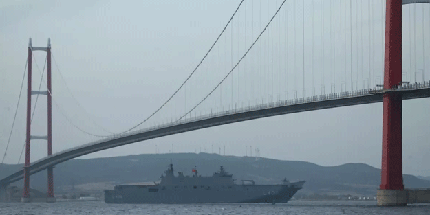 TCG Anadolu Çanakkale Boğazı'nda