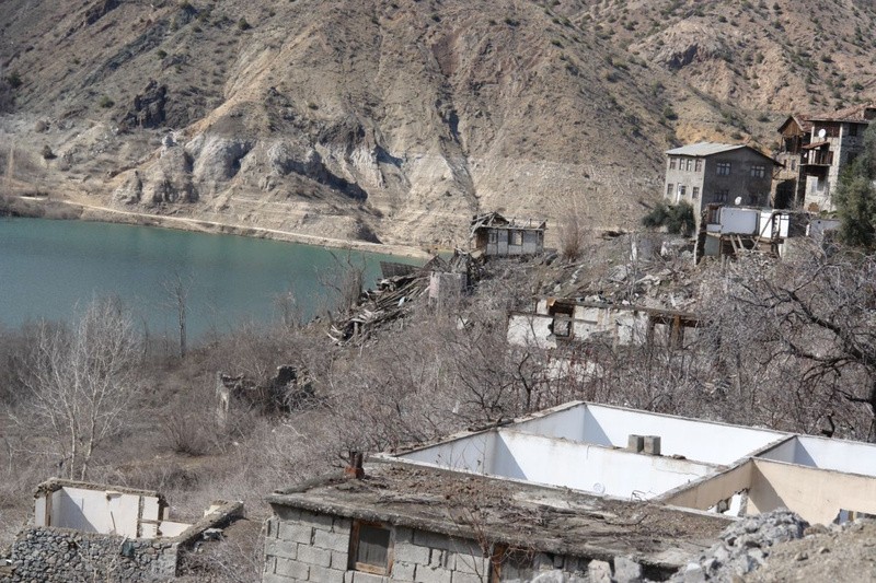 Türkiye'nin en büyük barajı sular 30 metre çekilince gün yüzüne çıktı! Bölgede yaşayan köylüler ise orayı sadece uzaktan seyretti