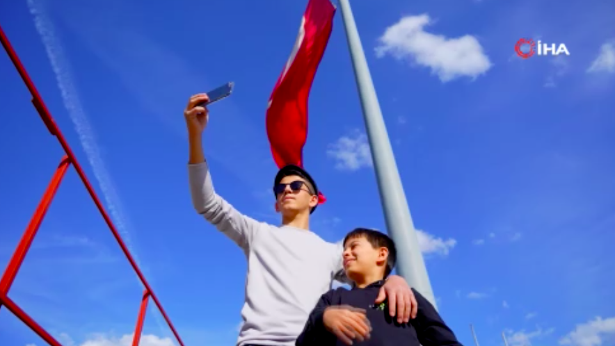 ’Türkiye’nin en büyük bayrağı’ Samsun semalarında