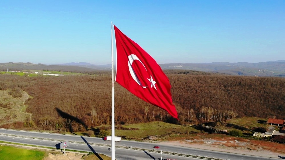 Türkiye’nin en büyük bayrağı Samsun’da dalgalanıyor 