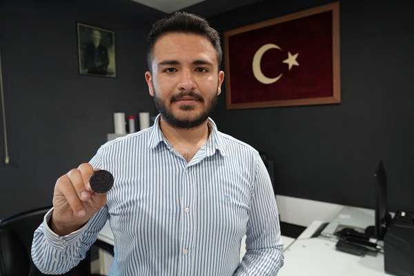 Türkiye'nin en genç muhtarı, mührü babasından aldı