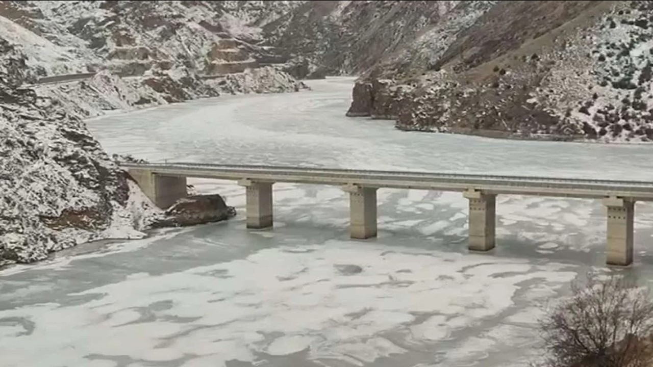 Türkiye'nin en hızlı akan nehri bile buz tuttu!
