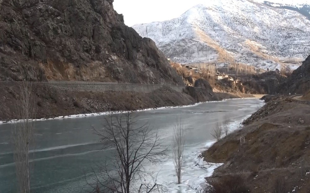 Türkiye’nin en hızlı akan nehri olan Çoruh buz tuttu 