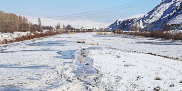 Türkiye'nin en uzun nehri buz tuttu