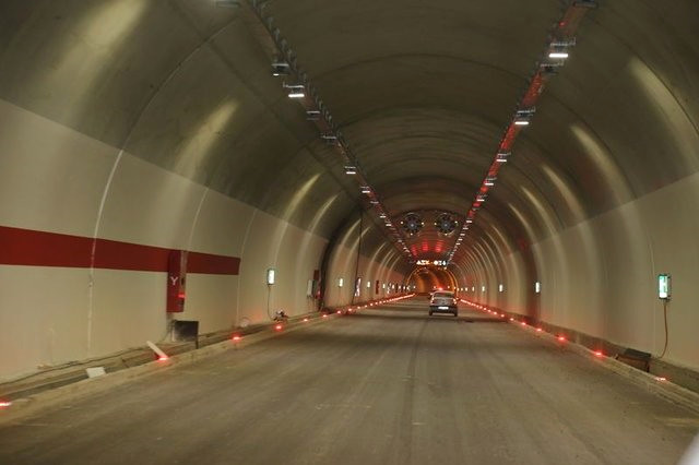 Türkiye'nin en uzun tünelinde geçişler durduruluyor
