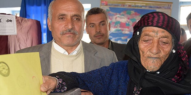 Türkiye'nin en yaşlı kadını Erdoğan'a dua ederek oyunu kullandı