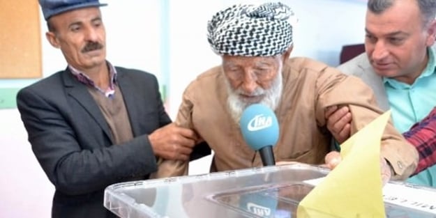 Türkiye'nin en yaşlı seçmeni sandığa gitti