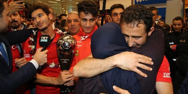 Türkiye'nin gururu milli futbolcular yurda döndü