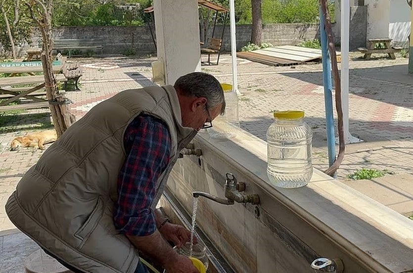 Türkiye’nin her yerinden geliyorlar, bidon bidon taşıyıp gidiyorlar! Dağdan gelen bu suyun özelliği herkesi şaşkına çeviriyor