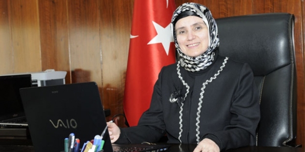 İşte Türkiye'nin ilk başörtülü rektörü