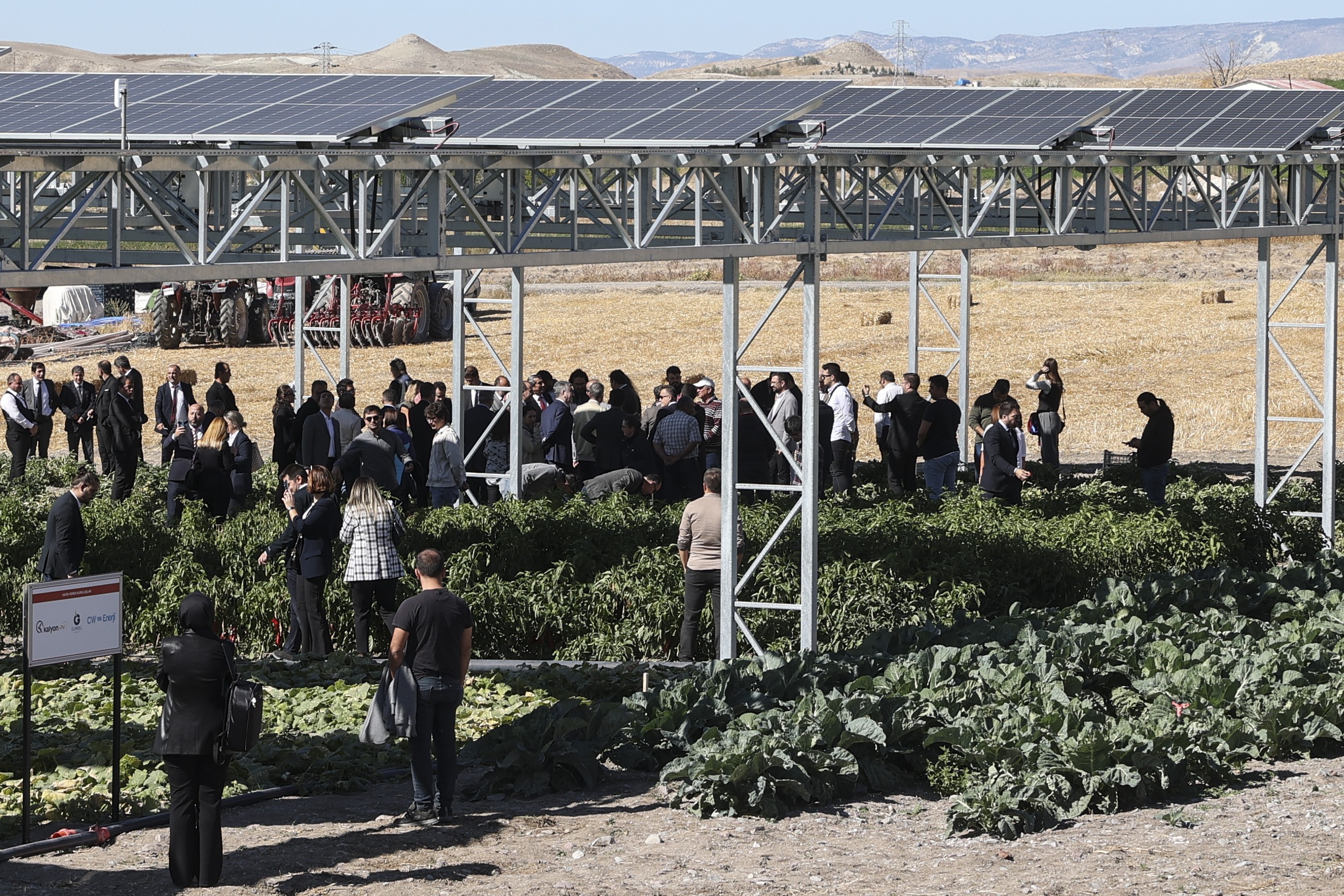 Türkiye'nin ilk güneş takip sistemli tarım GES'i açıldı!