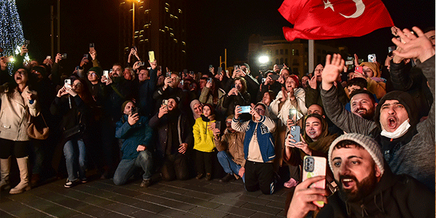 Türkiye’nin ilk uzay yolculuğunu vatandaşlar heyecanla takip etti