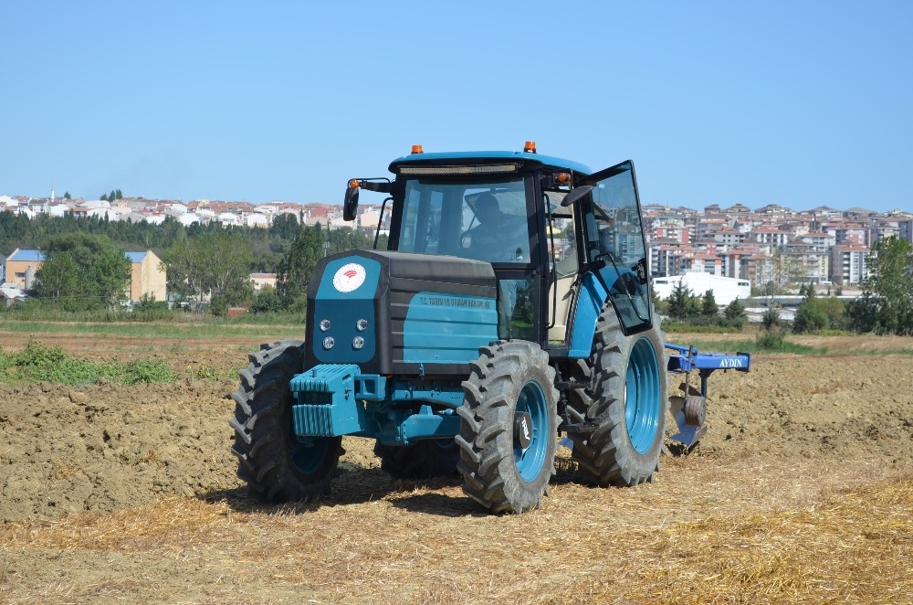 Türkiye’nin ilk yerli ve milli elektrikli traktörü sahalarda 