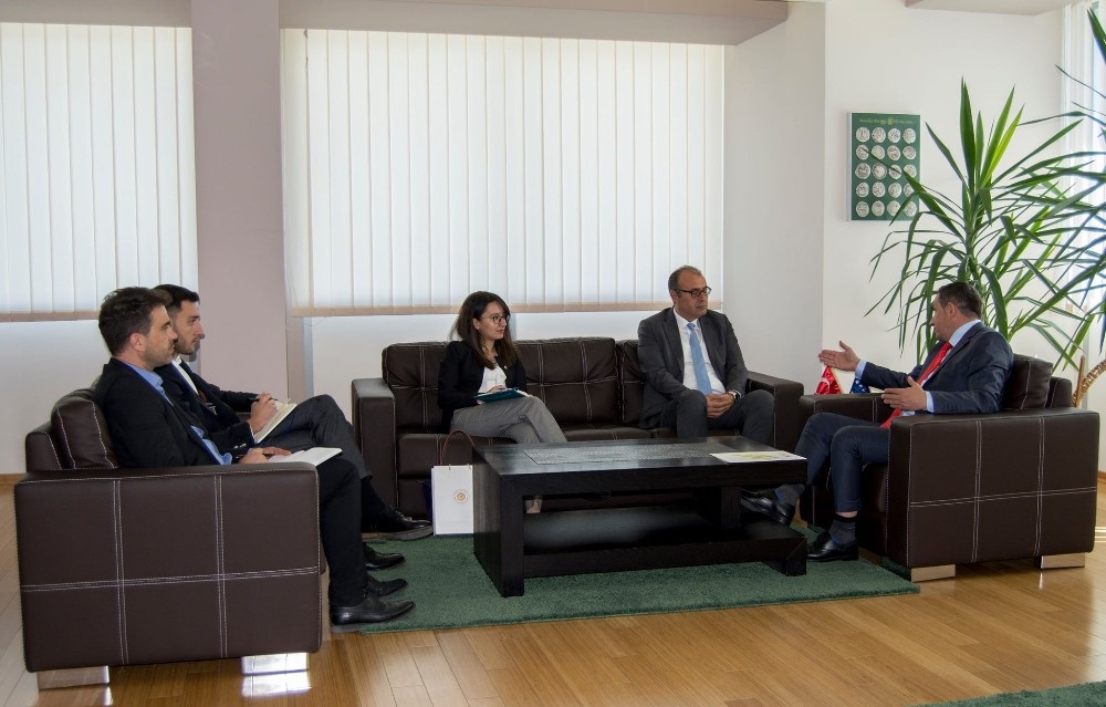 Türkiye’nin Kosova Büyükelçisi Sakar, Kosova Çevre ve Alan Planlama Bakanı Matoshi ile görüştü 