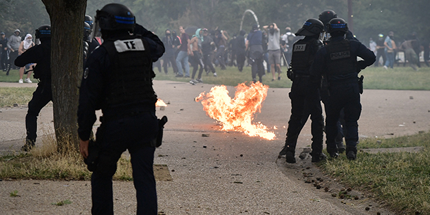 Türkiye'nin Paris Büyükelçiliği'nden Fransa için seyahat uyarısı