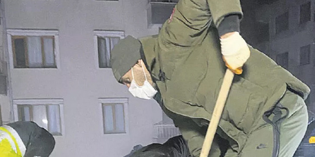Türkiye'nin ünlü ismi deprem bölgesinde! Milli futbolcudan büyük fedakarlık! Enkaz çalışmalarına katıldı