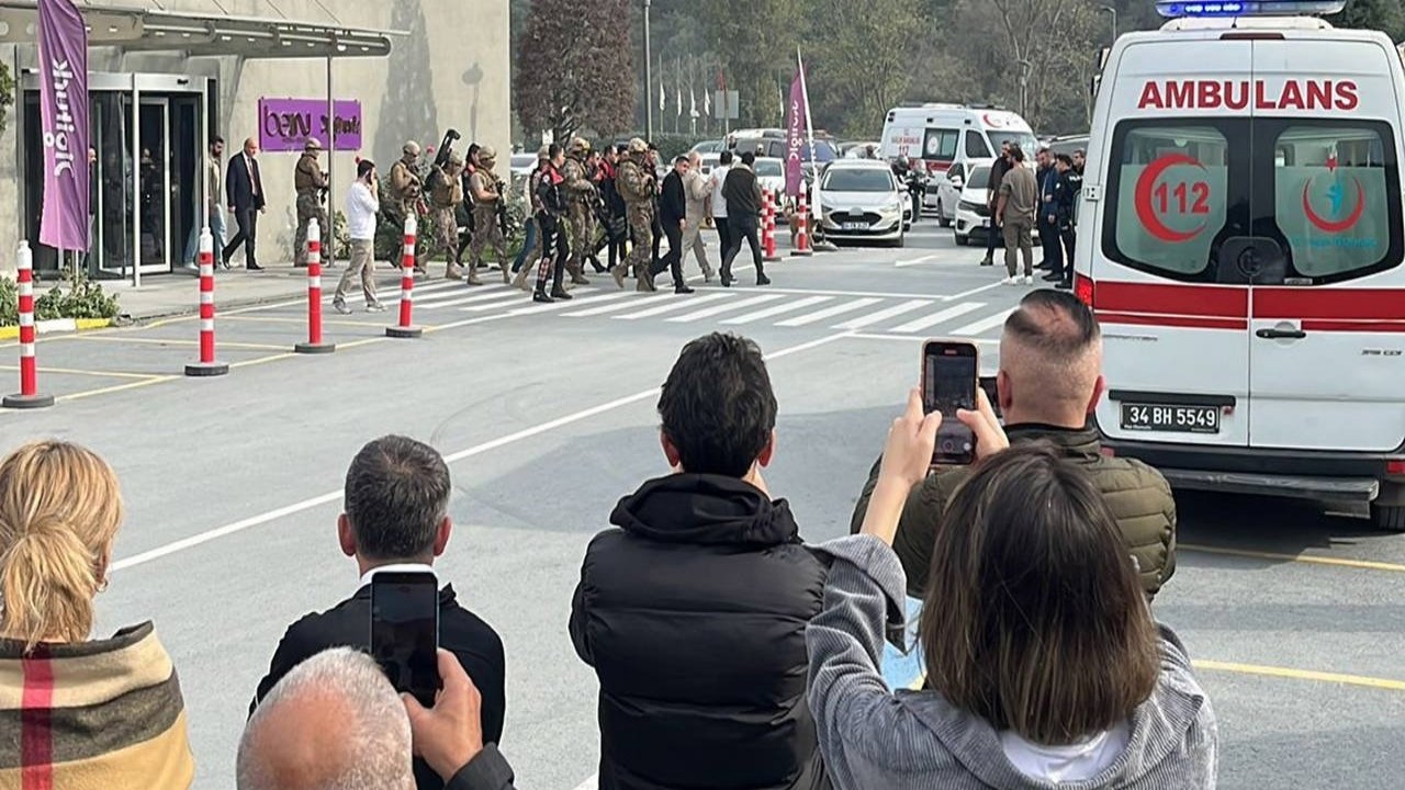 Ajanslar son dakika koduyla duyuruyor... Türkiye’nin ünlü TV kanalına silahlı baskın