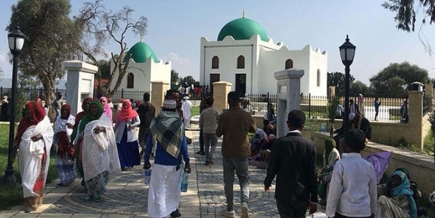 Türkiye'nin yenilediği türbe, çatışmalarda zarar gördü