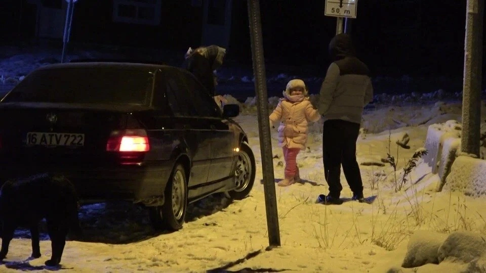 Türkiye'nin zirvesi beyaza büründü: Uludağ'a gece yarısı kar akını!