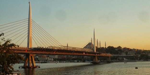 Türkiye'nin ilk metro geçiş köprüsü tamamlandı