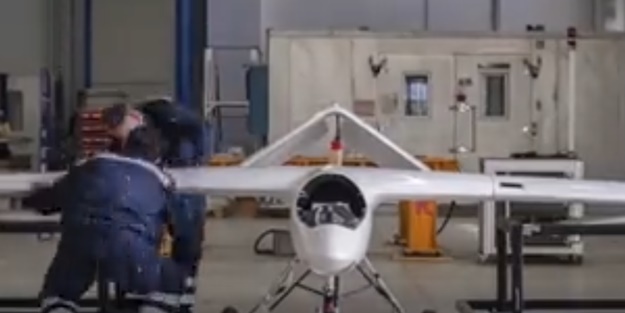 Türkiye'ye bununla mı kafa tutacaksınız? Yunanistan'ın çakma Bayraktar'ı dalga konusu oldu