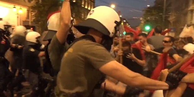 Türkiye’ye diş geçiremediler, içeride öğrencilerin kafasını yardılar!