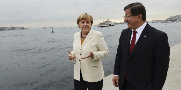 Türkiye'ye gelip gülücükler saçan Merkel, herkesi kandırdı