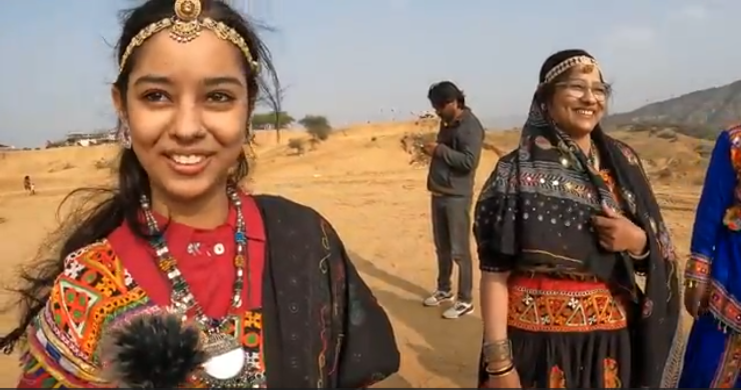 Türkiye’ye hiç gelmemiş hiçbir Türk’le konuşmamış ama ana dili gibi Türkçe konuşuyor! Sultan Abdülhamid Han hayranı Hintli kız görenleri şaşırttı.