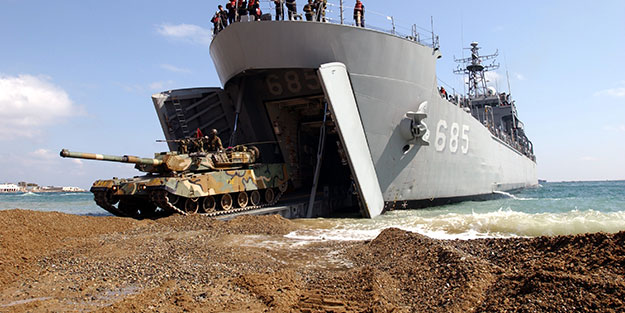 Türkiye’ye karşı kullanacaklar! Savaş gemisi ve tank alıyorlar