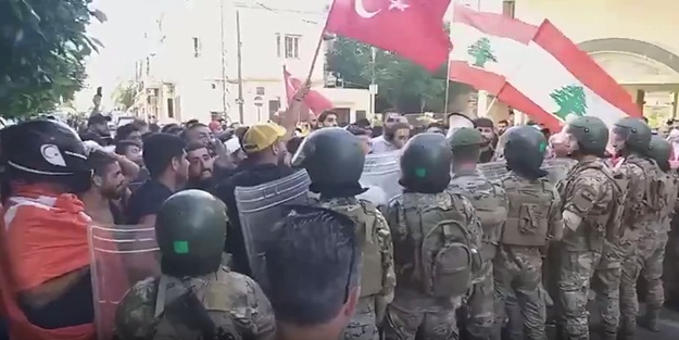 Türkiye'ye yapılan terbiyesizliğe Lübnan halkından cevap