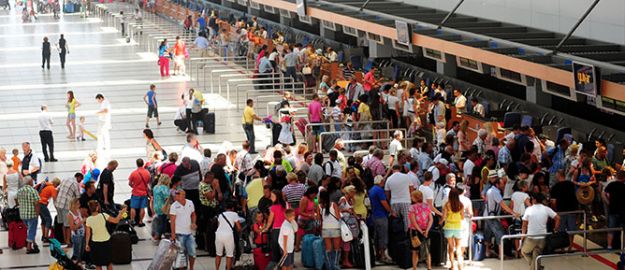Türkiye’ye gelen 4 turistten biri Alman veya Rus